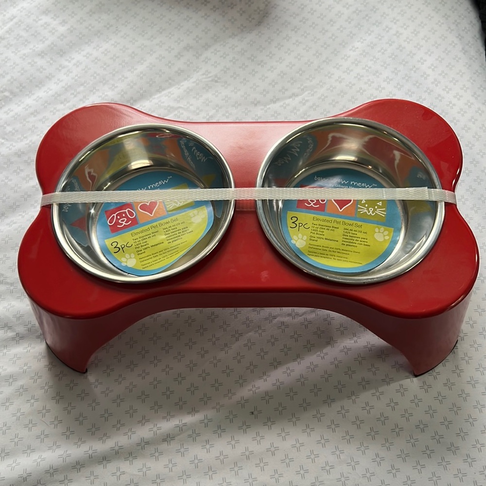 NWT Bow Wow Meow Elevated Bowl Set